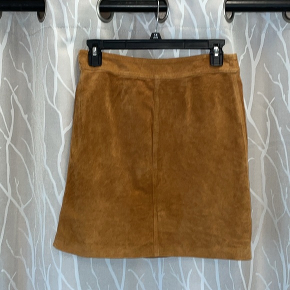 i.e. Tan Suede Miniskirt Size 4 With Tuck Lock Front Pockets - Picture 3 of 5